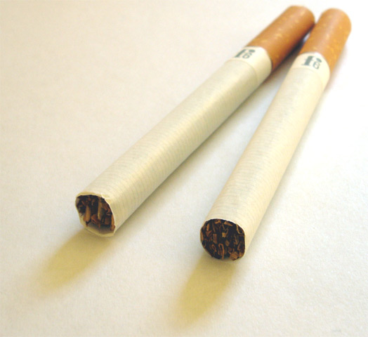Twee sigaretten met TMV? Bron: Wikimedia commons, GFDL